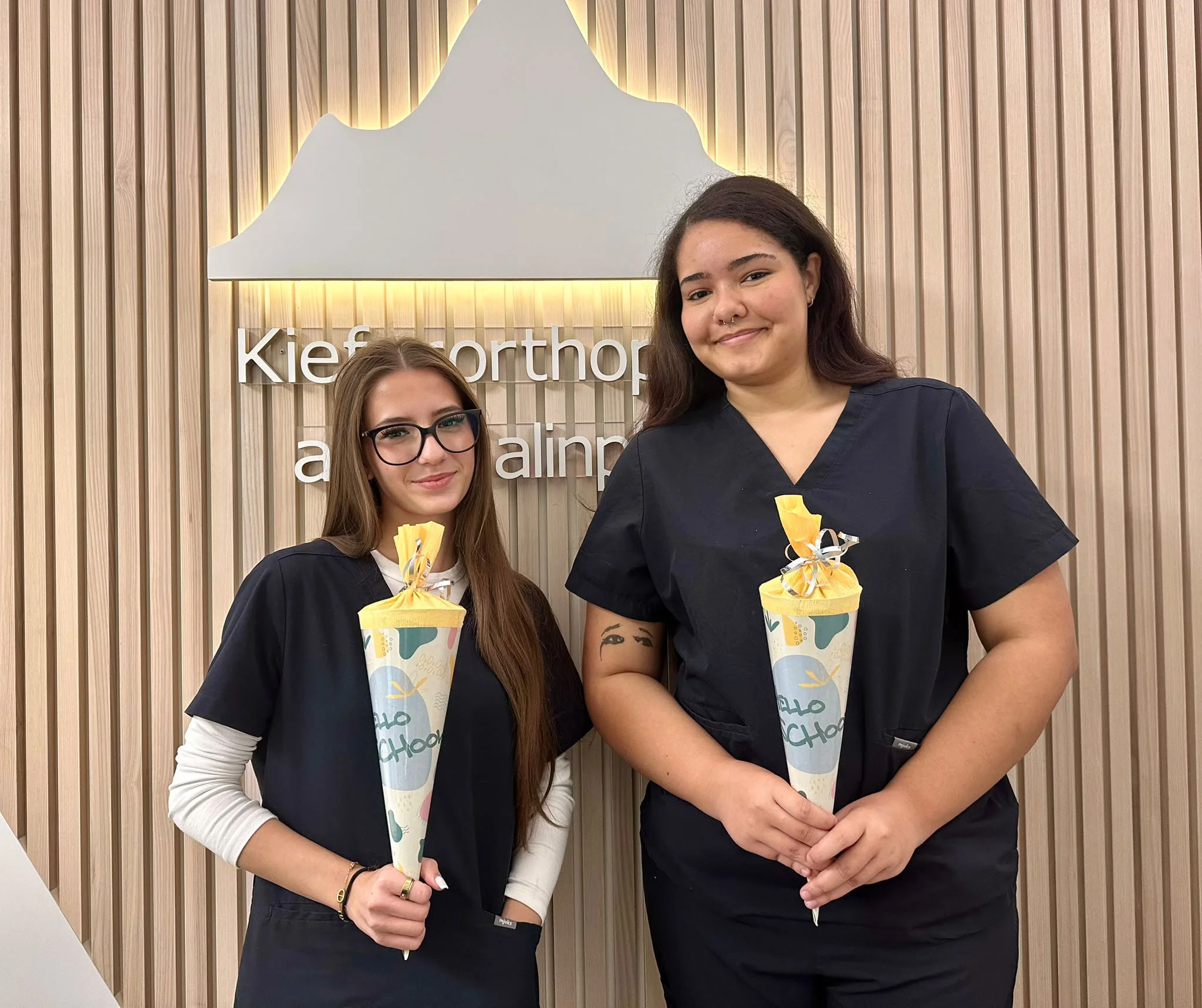 Verstaerkung-fuer-unser-Team-Zwei-neue-Auszubildende-in-der-Kieferorthopaedie-in-Rosenheim